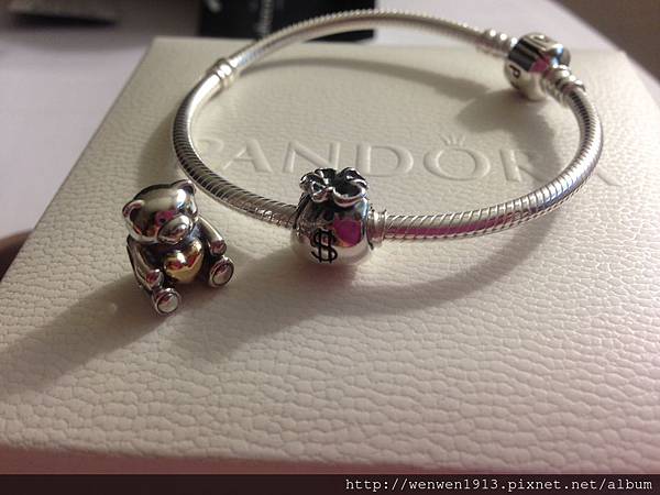 PANDORA 限量版小熊+錢袋+軟鍊一組為6500元