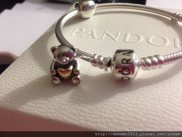 PANDORA 限量版小熊+錢袋+軟鍊一組為6500元