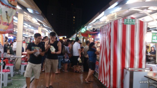 02金鑚觀光夜市03_在雙魚街上的點頭雞,很多人.jpg 02金鑚觀光夜市03_在雙魚街上的點頭雞,很多人.jpg