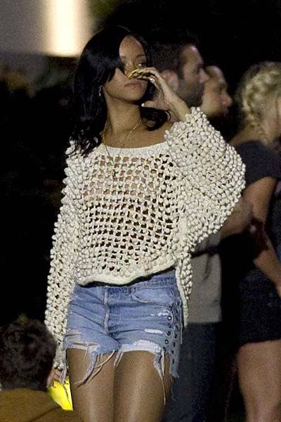 rihanna-end-053112-7