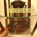 E3705.雞翅木雙鳳祖龕(1尺貼金).JPG