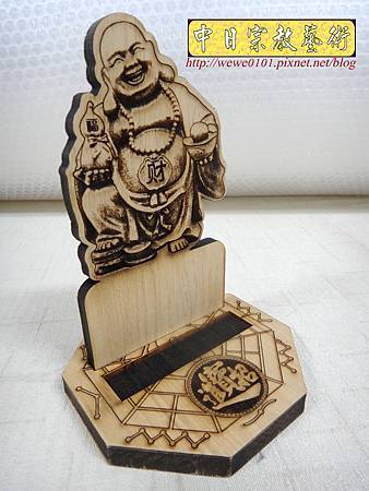 I8202.名片架設計 木製招財進寶名片展示架 彌勒佛雕刻.JPG I8202.名片架設計 木製招財進寶名片展示架 彌勒佛雕刻.JPG