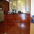N26201.五尺一櫃式佛堂設計 箱桶型神桌佛桌  木雕金箔佛聯.JPG