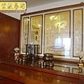 N26202.五尺一櫃式佛堂設計 箱桶型神桌佛桌  木雕金箔佛聯.JPG