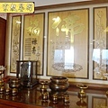 N26205.五尺一櫃式佛堂設計 箱桶型神桌佛桌  木雕金箔佛聯.JPG