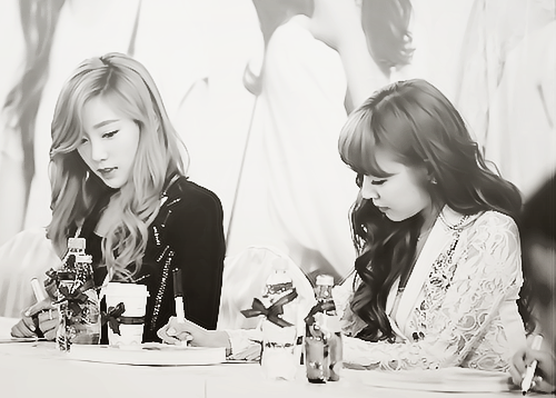 TaeNy-taeyeon-and-tiffany-taeny-31106673-500-358