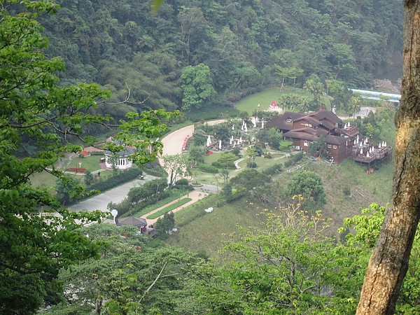 Day 2 - 004 - 從民宿餐廳可看到整個安妮公主花園全景 (剛看的時候還跟小姨說那家民宿怎麼那麼優... 仔細一看.. 她是安妮公主花園... 哈).jpg