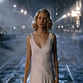 King-Kong_Naomi-Watts_white-dress_street-mid_bmp.jpg