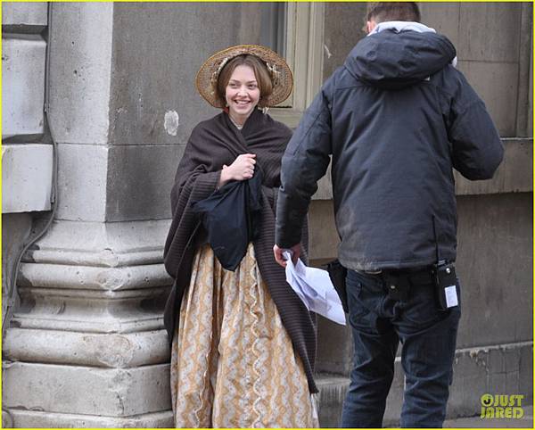 amanda-seyfried-cosette-first-look-04