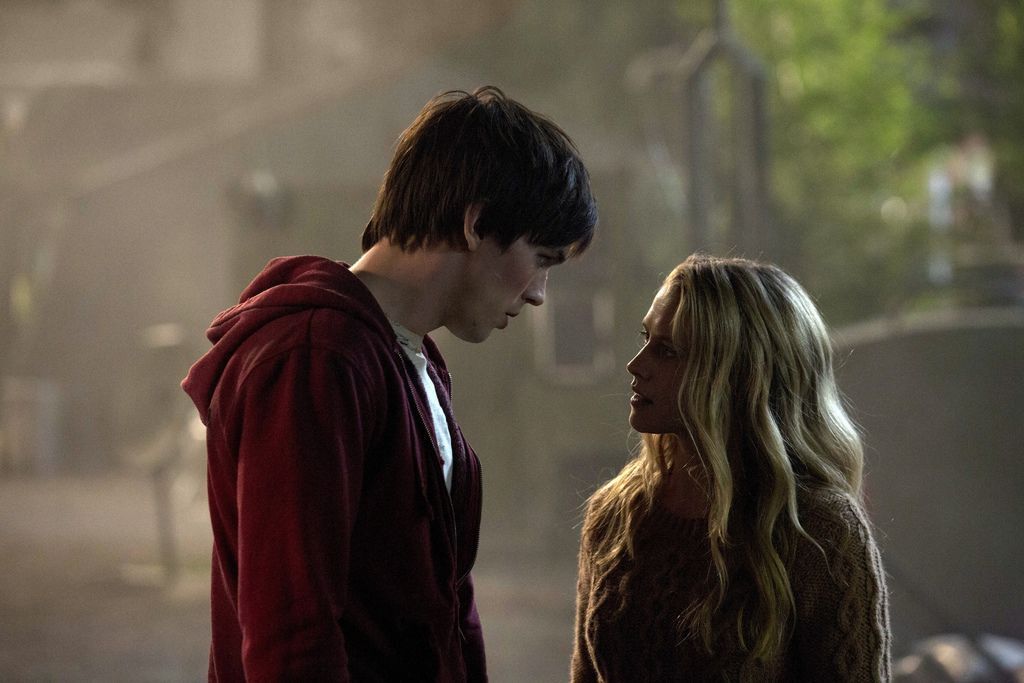 Nicholas-Hoult-and-Teresa-Palmer-in-Warm-Bodies-