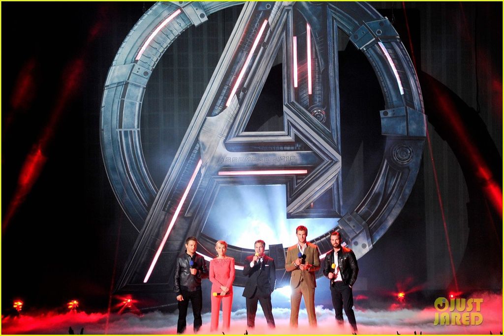 avengers-age-of-ultron-cast-assemble-mtv-movie-awards-05