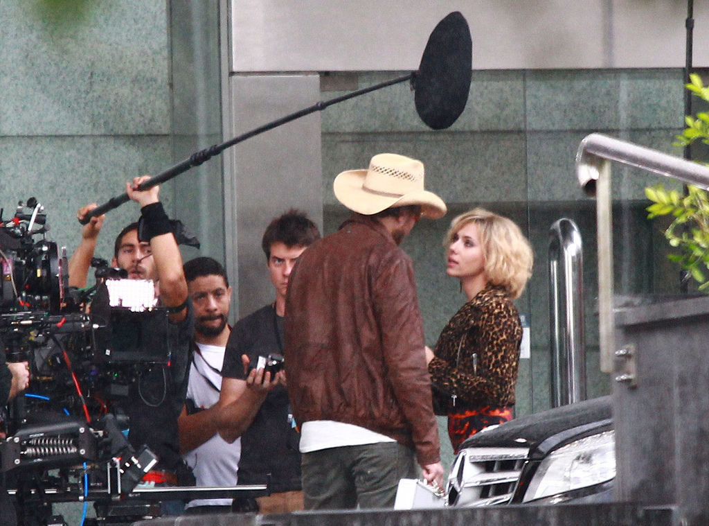 Scarlett-Johansson-on-Lucy-movie-set--02