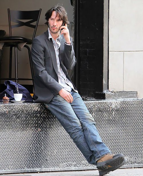 Keanu-Reeves-marks-his-46th-with-a-solitary-cupcake-outside-a