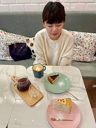 LINE_ALBUM_laid bake_220313.jpg LINE_ALBUM_laid bake_220313.jpg