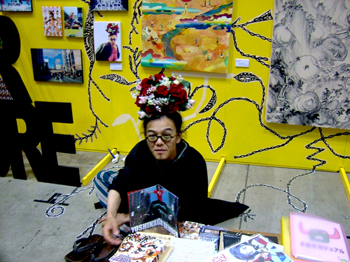 日本行動藝術家 他賣自己的寫真集