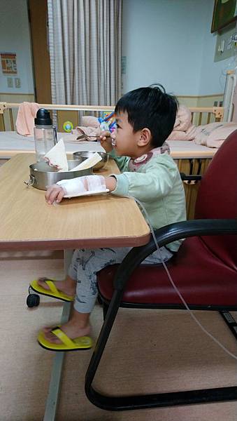 20191129 入院第四天 早餐吃巧克力吐司 被護士阻止了.JPG