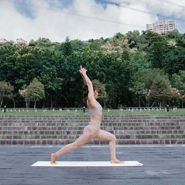 在瑜珈墊上做養生的健康瑜珈