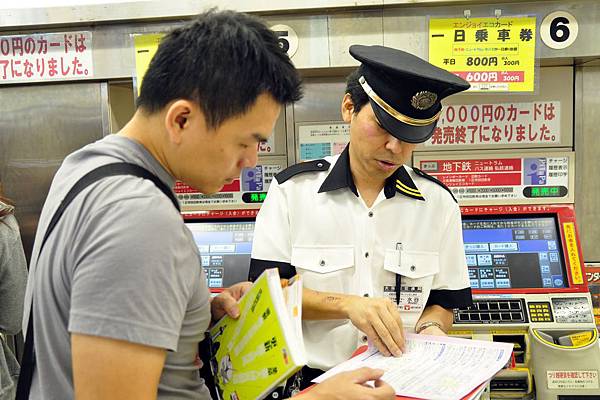 其實一開始打算先買大阪周遊卷的，啊不是就是用後面的機器買嗎？？ 為何不能買？ 但是這個可愛的服務人員很好心，差點就介紹完所有大阪的景點了....XD  (疑？他是不是有使用桃紅色的口紅跟腮紅？？！！)