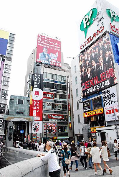 過了這座橋,道頓崛就不遠了~ 過了這座橋,道頓崛就不遠了~