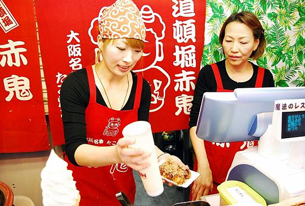 老闆娘跟老闆娘女兒的樣子...老闆娘女兒一直跟我們說中文,很親切哩~ 老闆娘跟老闆娘女兒的樣子...老闆娘女兒一直跟我們說中文,很親切哩~