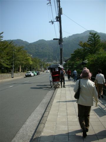 人力拉車   找不到帥哥車夫    不然就撒錢當少奶奶