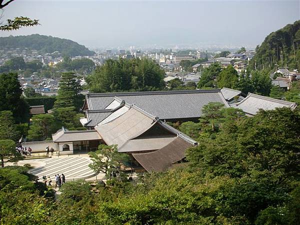 走到後山  端看銀閣寺   跟金閣寺相比  低調許多