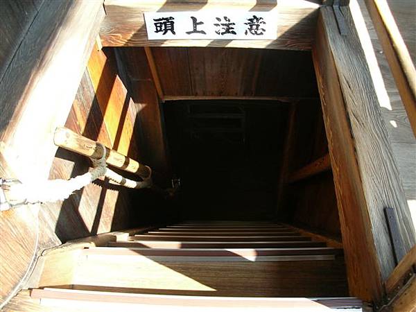 要爬這階梯  得先花上500日圓