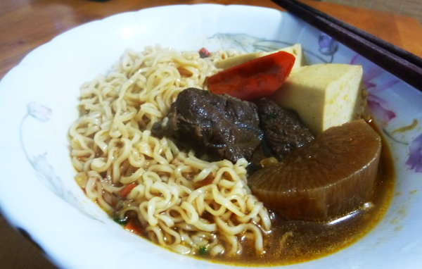 Mar. 27｜實在太冷，只好出動暖爐與麻辣燙。(最熟悉的味道--統一麵，蔥燒牛肉--)
