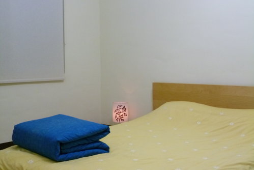 Feb. 24｜是那件老被大令隨便摺摺放在一旁小椅上的被子嘛。