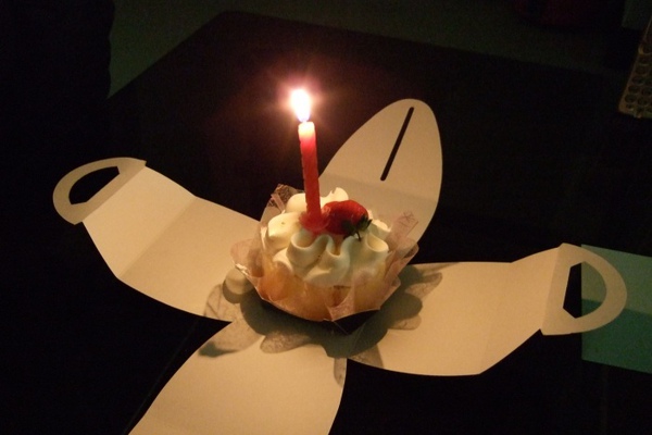 喜歡大令為我挑的草莓蛋糕，一定是站在櫥窗前選好久。