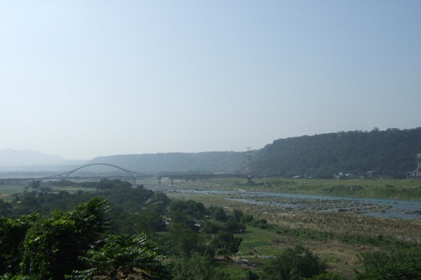 橫跨大漢溪之崁津橋。公園視野真好。