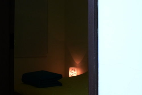 Feb. 24｜咦~臥房床上多了疊什麼東西啊？