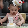 0621-1歲生日，猛盯著蛋糕瞧