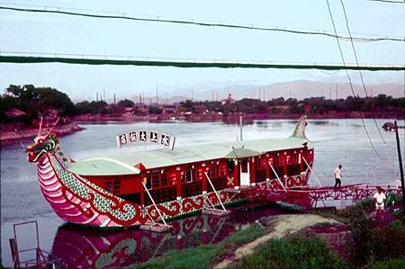 民國52年（1963），基隆河畔的水上大飯店，停留不動在岸邊，客人多是駐台美軍和眷屬或女朋友..JPG