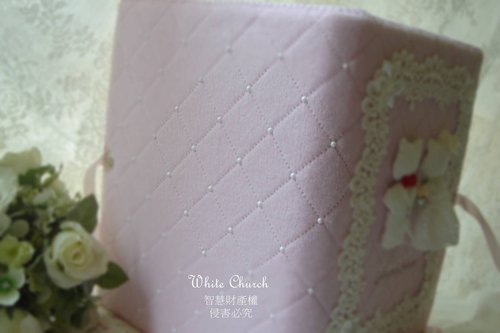 白色禮堂～粉紅菱格結婚證書夾 (背面)