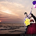 海邊婚紗~紅色禮服+玫瑰+氣球和紙板