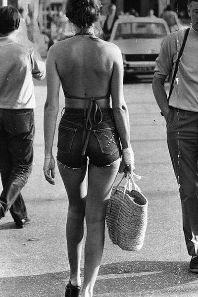 Le-Fashion-Blog-1970s-70s-Street-Style-Vintage-Photos-Halter-Crop-Top-High-Waisted-Jean-Shorts-Platform-Shoes-Via-Tres-Blase.jpg