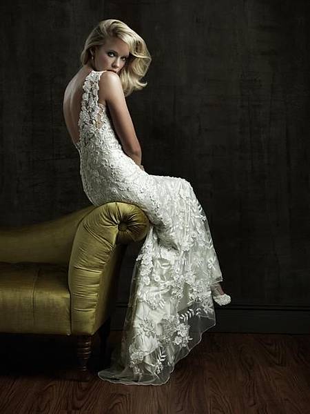 fc4bd350823c7c9b_weddingdresses2011-onsugar-com_open-back-lace-wedding-dresses-2011