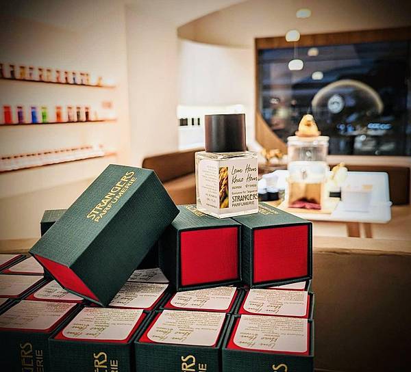 【Strangers Parfumerie】Lom Hom Khao Hom ลมหอม ข้าวหอม (春風香米小台香限定款)1.jpg 【Strangers Parfumerie】Lom Hom Khao Hom ลมหอม ข้าวหอม (春風香米小台香限定款)1.jpg