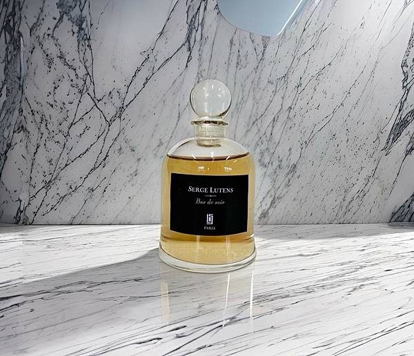 【Serge Lutens】Bas de Soie (長筒絲襪) 1.jpg