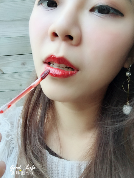 《唇妝》…innisfree 果漾精油唇萃 5色試用 玻璃珠般的光澤感,長效滋潤雙唇、非常顯色 ❤ 黑眼圈公主 ❤