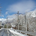 往奧飛彈的路上雪更多，地面也結冰