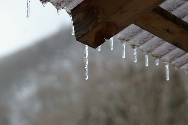 屋簷雪融結成冰