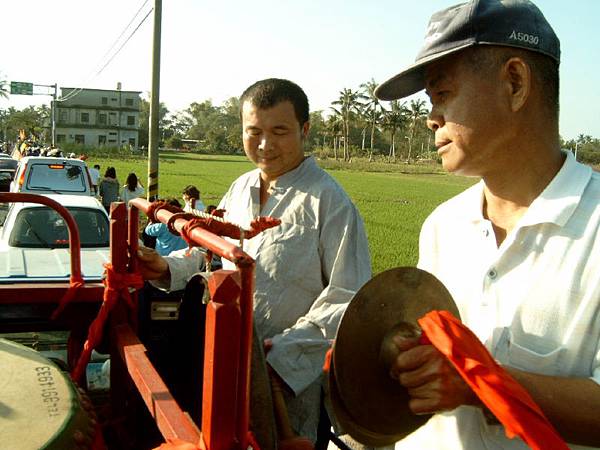 同車負責製造音樂的阿伯們