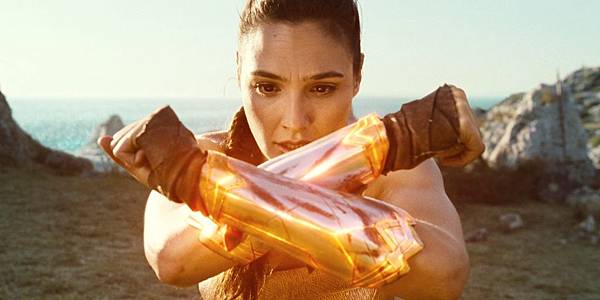 Wonder-Woman-Movie-Glowing-Vambraces.jpg Wonder-Woman-Movie-Glowing-Vambraces.jpg