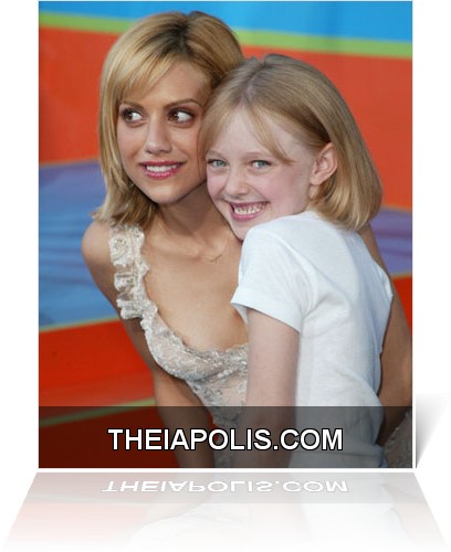 brittany-murphy-and-dakota-fanning.jpg