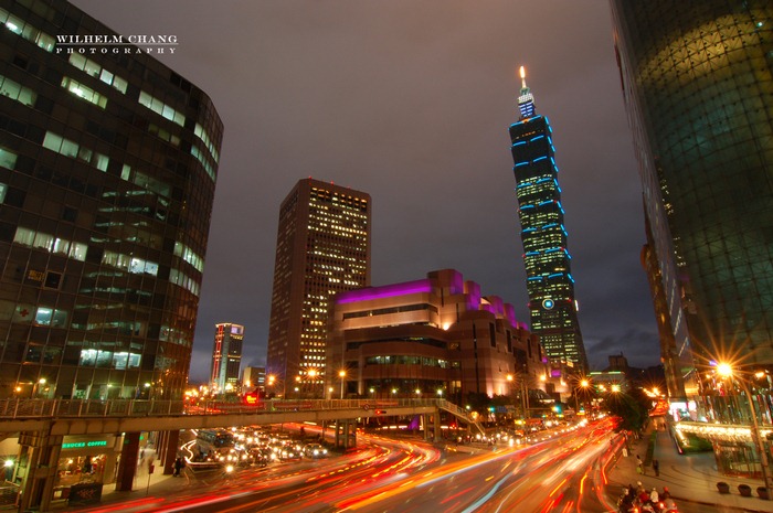 台北市基隆信義路口夜景 台北市基隆信義路口夜景