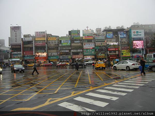 這是兒童大樓外面公車站牌附近