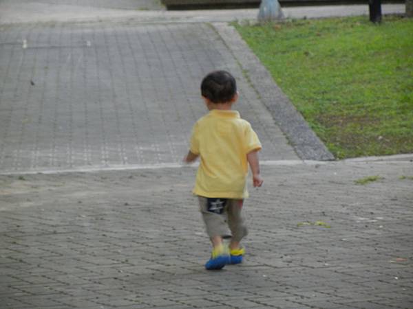 孩子賣力的背影