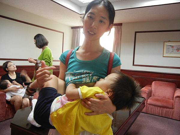 兩未來幫忙的志工媽媽在親餵邊輔導新手媽